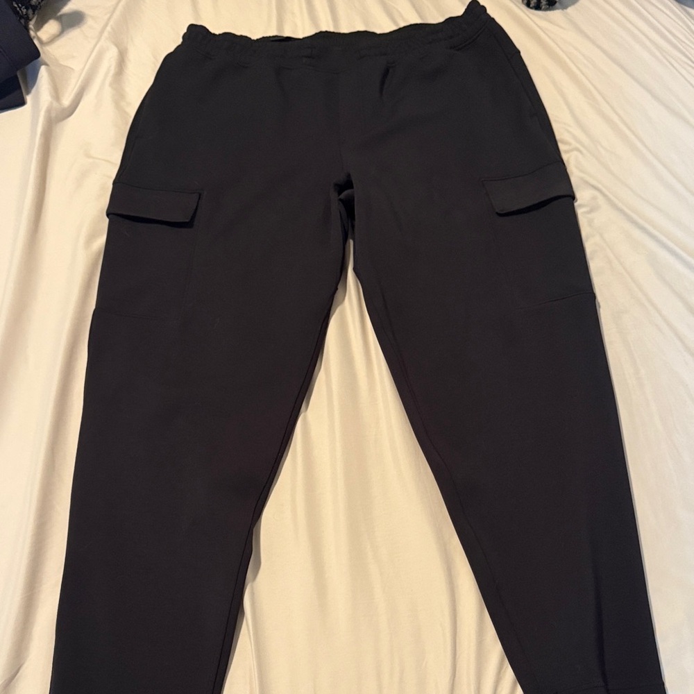 Lululemon steady state classic fit cargo sweats. XXL Great condition